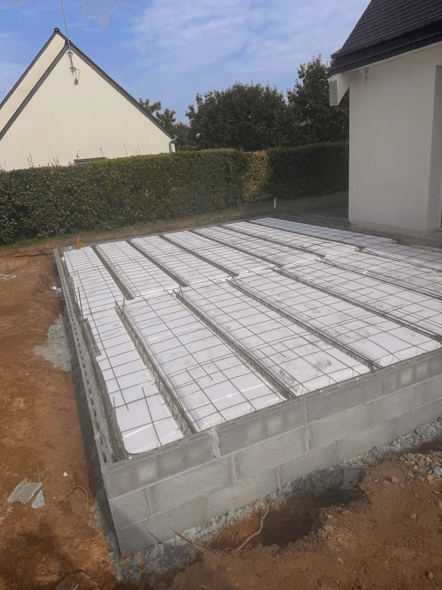 Plancher hourdis en cours de pose sur une maçonnerie